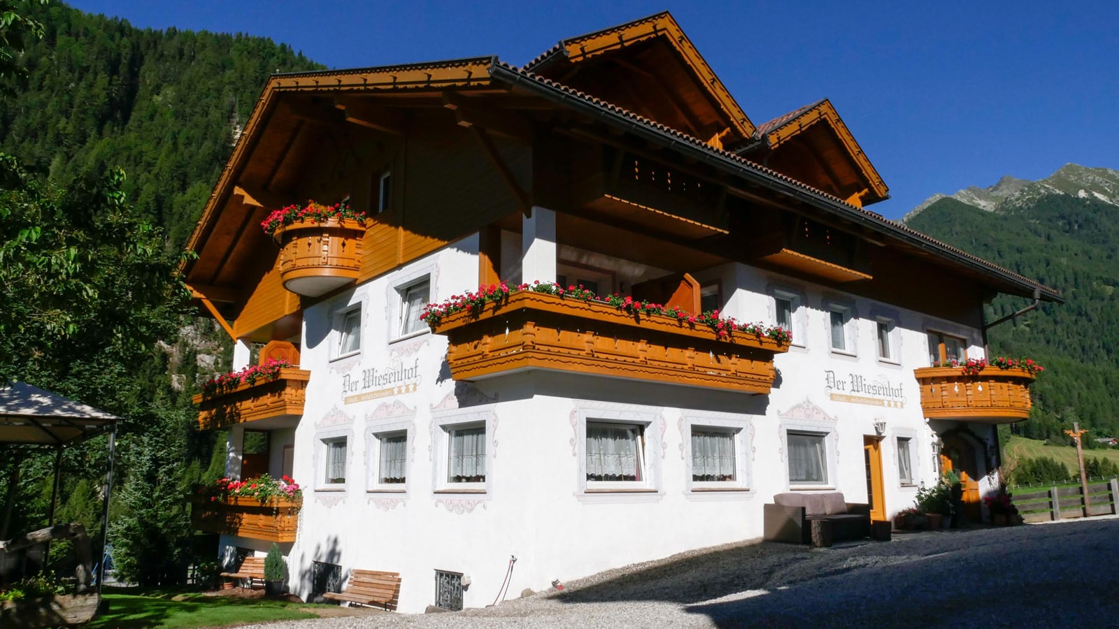 Die Fassade des Hotels Der Wiesenhof in Vals