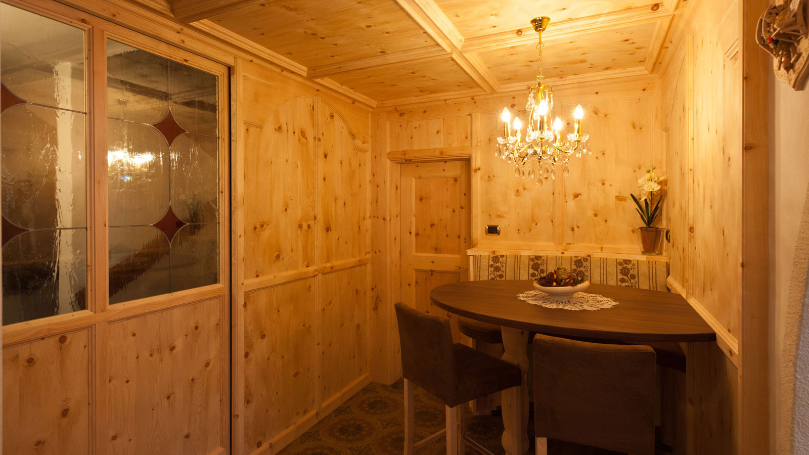 Eines der holzgedeckten Zimmer des Hotels in Vals