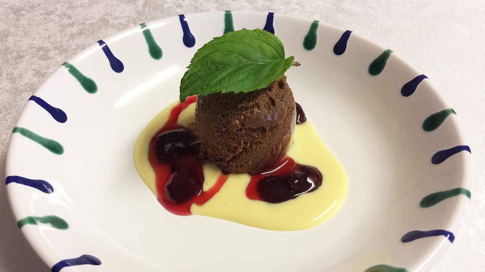 Ein Kuchen, der vom Küchenchef des Gästehauses in Vals zubereitet wurde