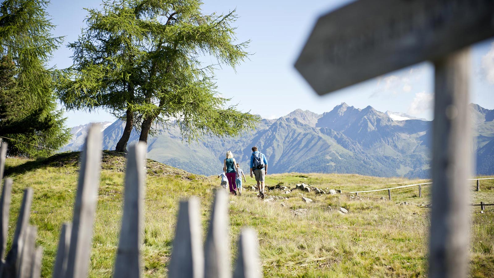 Una famiglia durante un'escursione in montagna nei dintorni dell'Hotel Der Wiesenhof