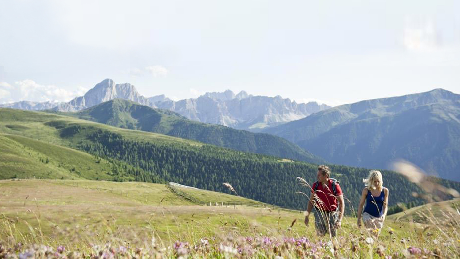 Una coppia durante un'escursione sulle Dolomiti nei dintorni dell'hotel a Rio Pusteria