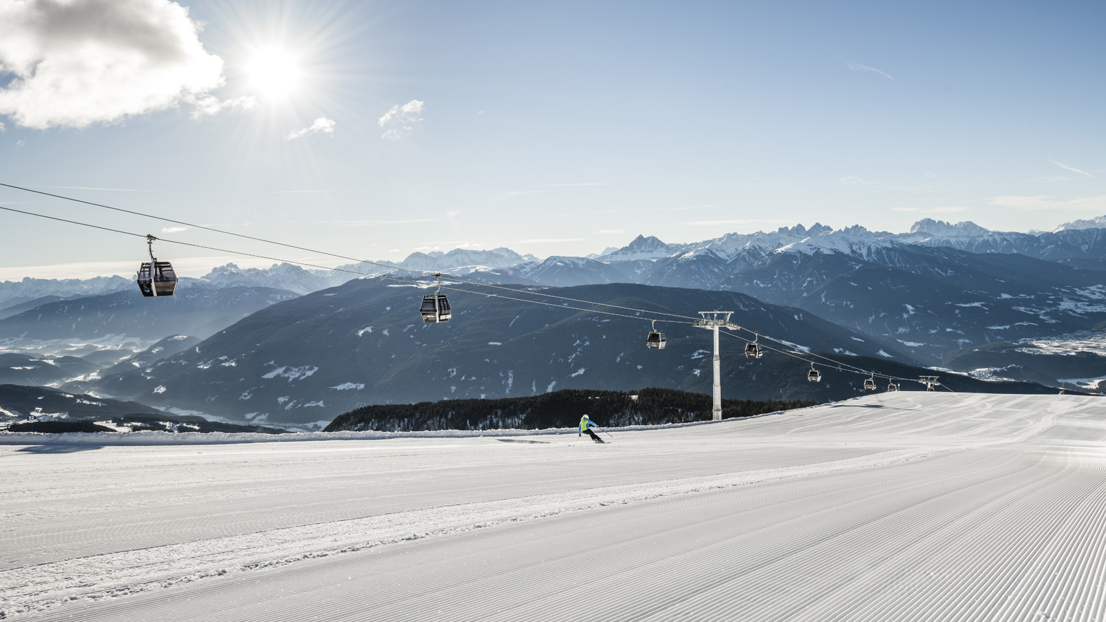 La funivia e le piste da sci nei dintorni dell'Hotel con vista sulle Dolomiti innevate
