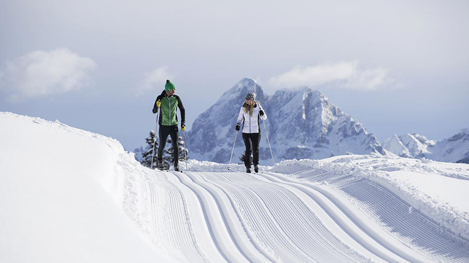 Ein Paar auf einer Langlaufloipe im Skigebiet Mühlbach