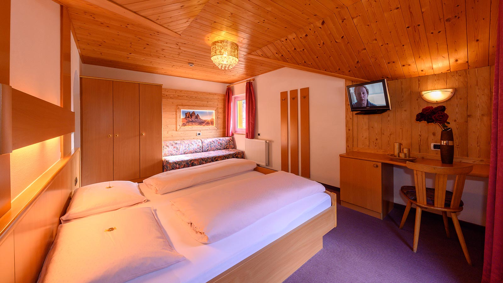 Blick auf eines der Doppelzimmer mit Naturholzwänden im Hotel in Mühlbach